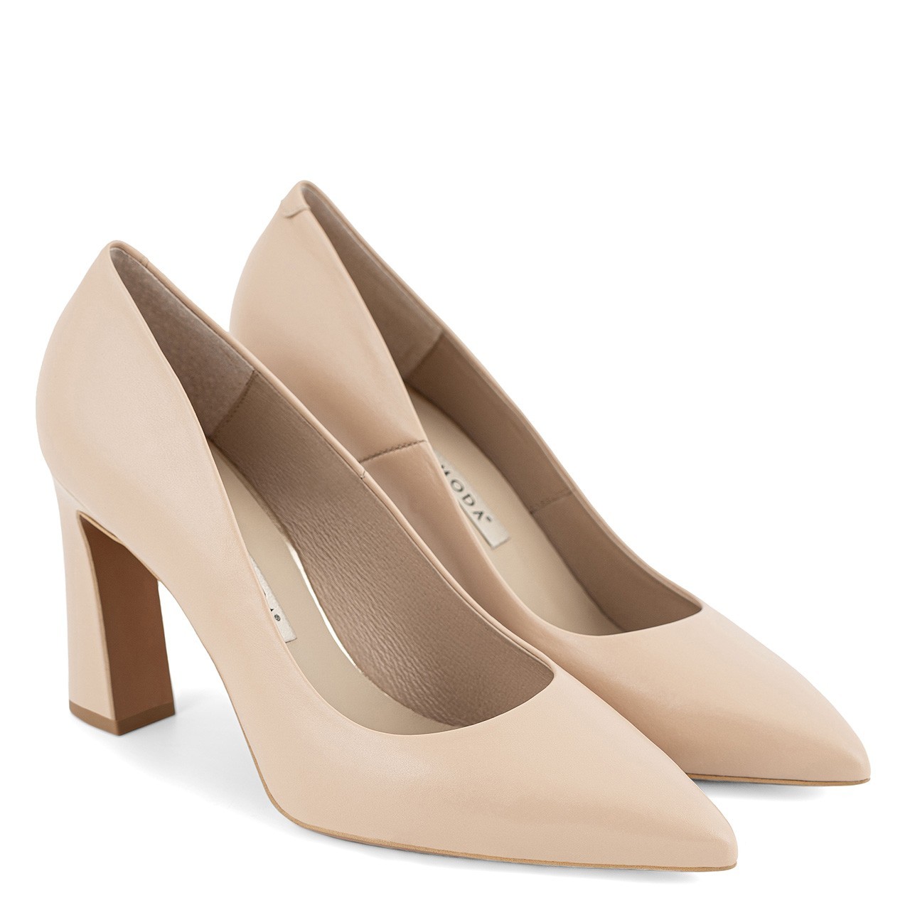 Klassische beige Pumps aus naturbelassenem Leder