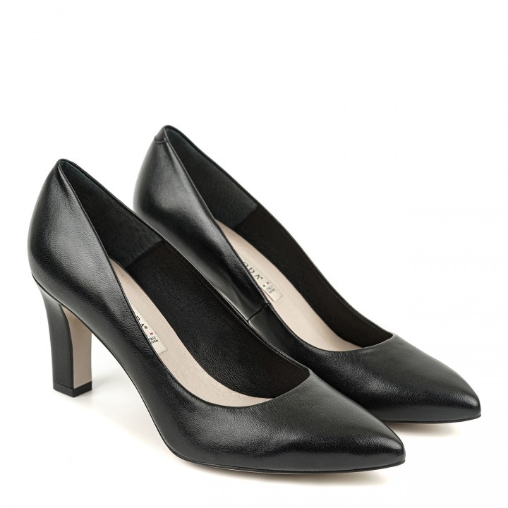 Black pumps made of grain leather