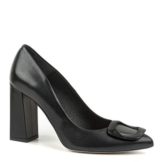 Elegant black pumps with a high and wide block heel and a decoration