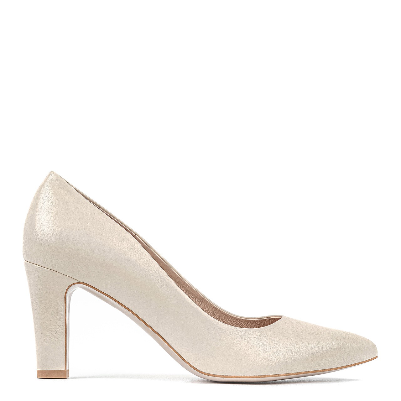 Elegant and classic bridal shoes in a subtle cream color BRAVOMODA