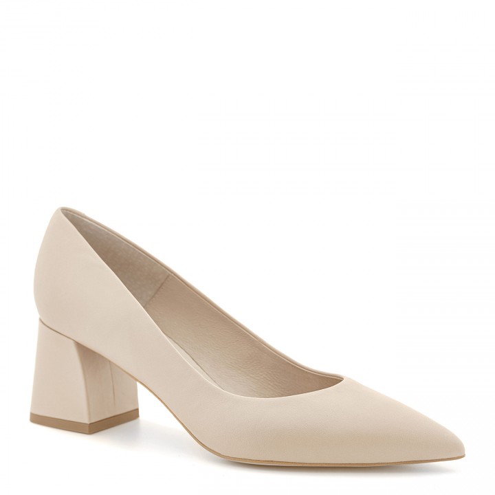 Beige low-heeled pumps made of natural grain leather