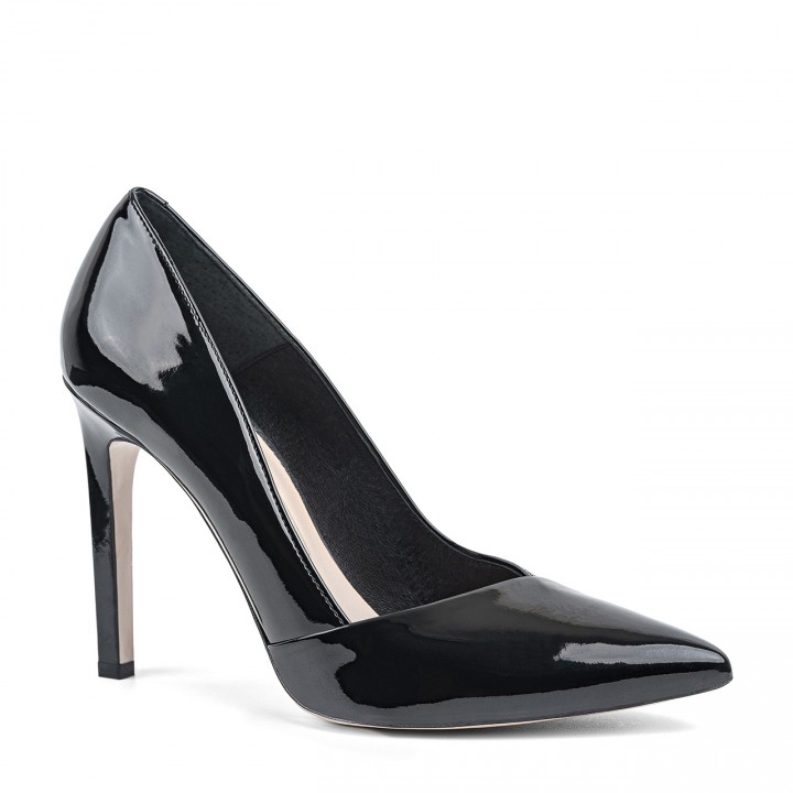 Black patent leather high-heeled pumps