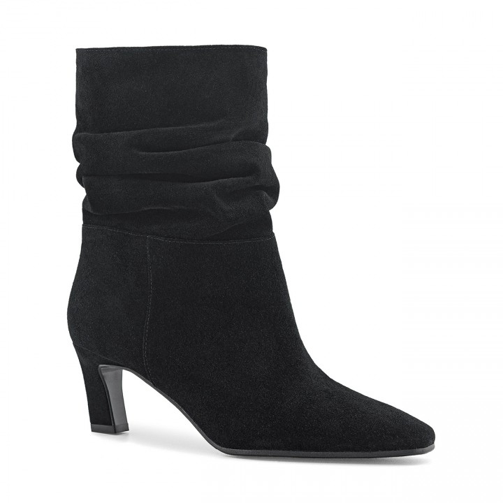 Ankle boots with a low heel and a square toe