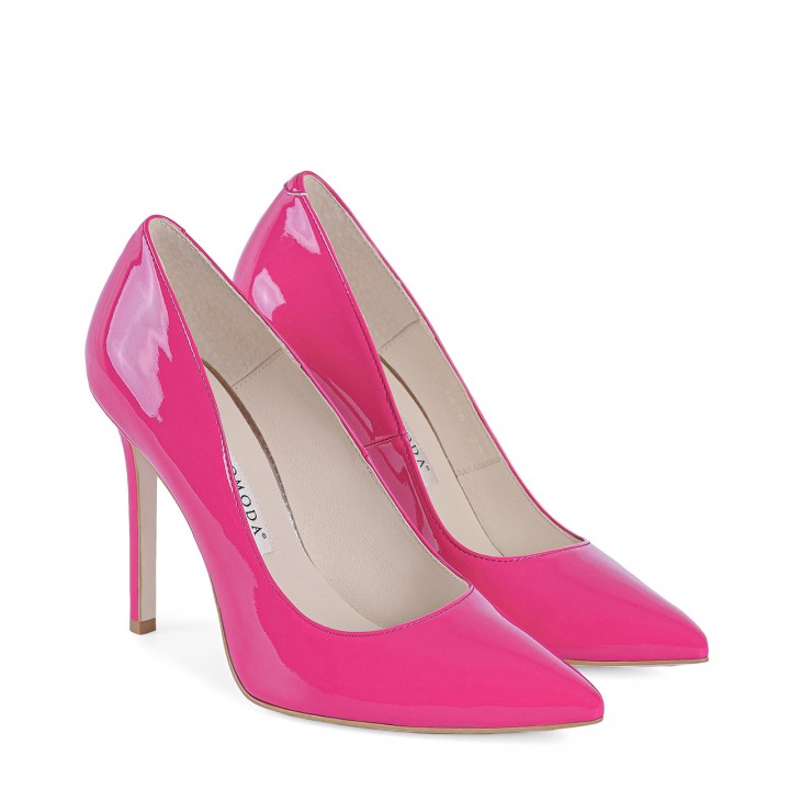 High-heeled pumps in fuchsia color
