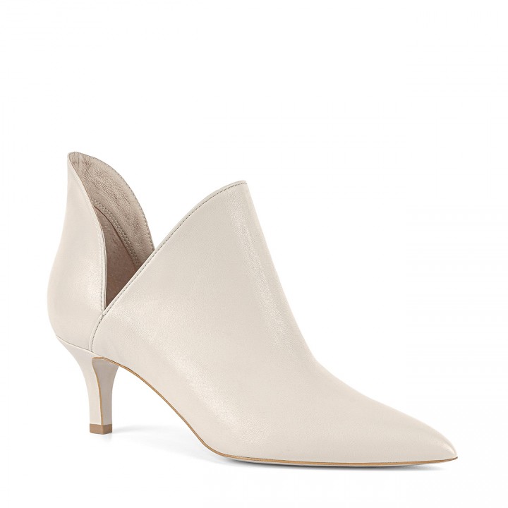 Cream leather pumps with cut-outs at the sides