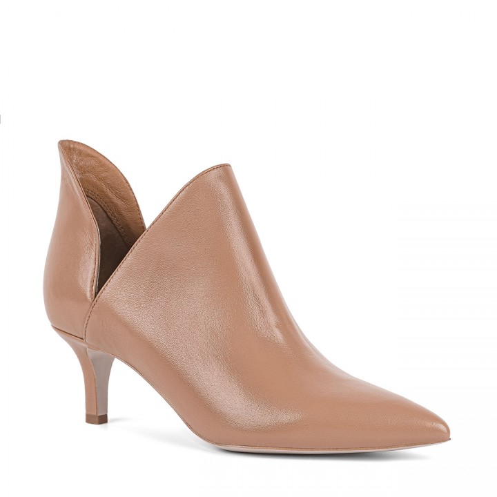 Built-up pumps on a low stiletto heel made of natural toffee-colored leather