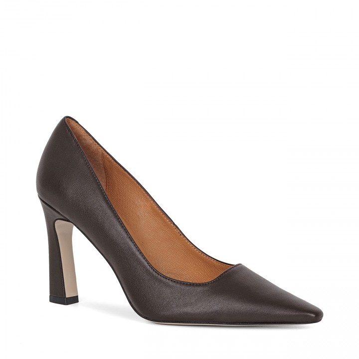 Brown stilettos with a subtle pointed toe on a square geometric heel