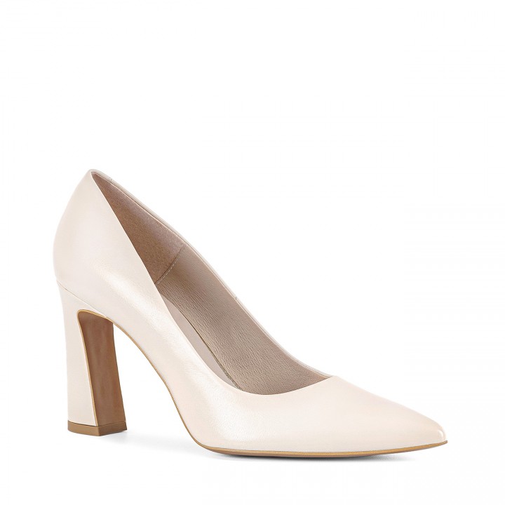 Leather pumps with a stable heel in cream color