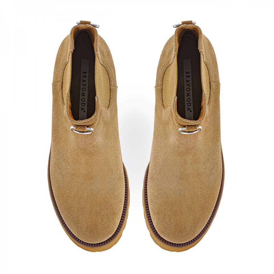 Welurowe botki za kostkę na wyższej podeszwie w kolorze beżowym