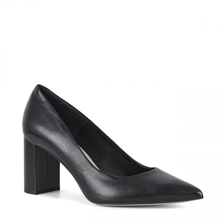 Black pumps with a stable heel