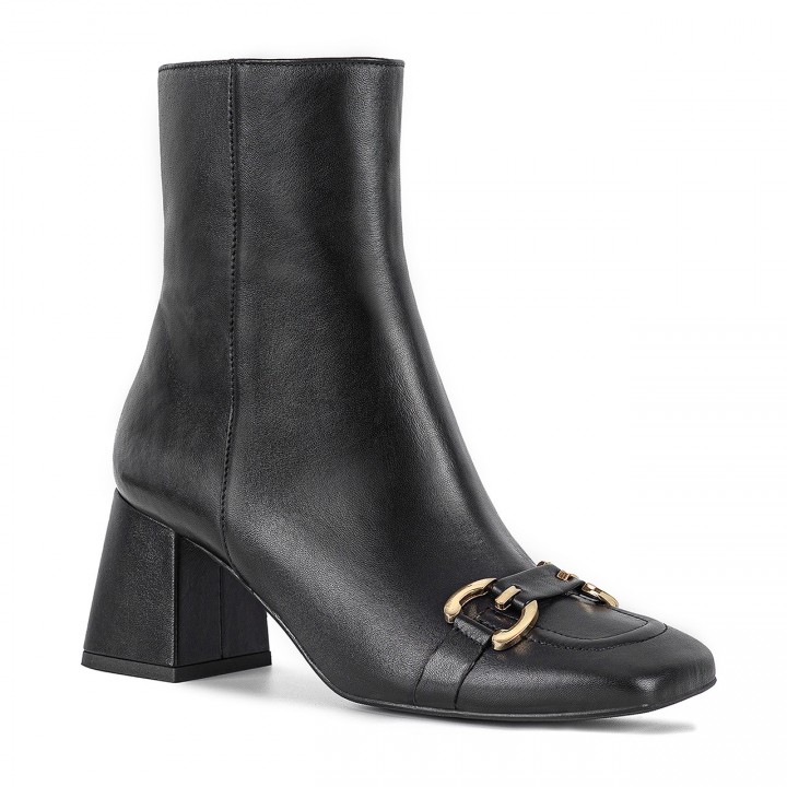 Boots made of natural grain leather in black with square toes and a stable heel
