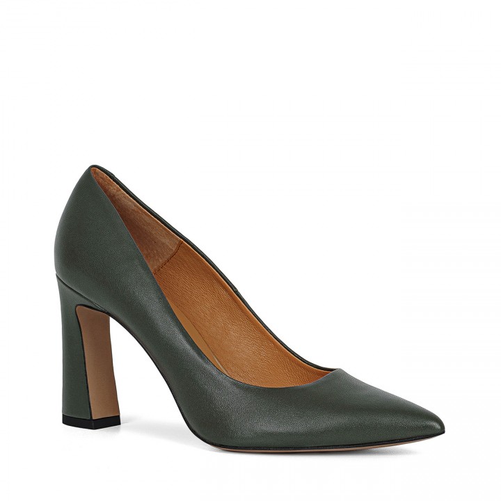 Classic pumps with a stable heel in khaki color, made of natural grain leather