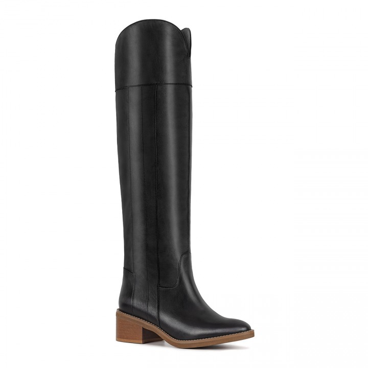 Black boots made of natural grain leather with a low and stable heel