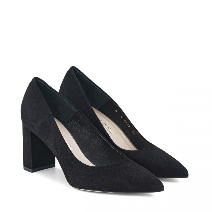 Classic black pumps with a stable heel