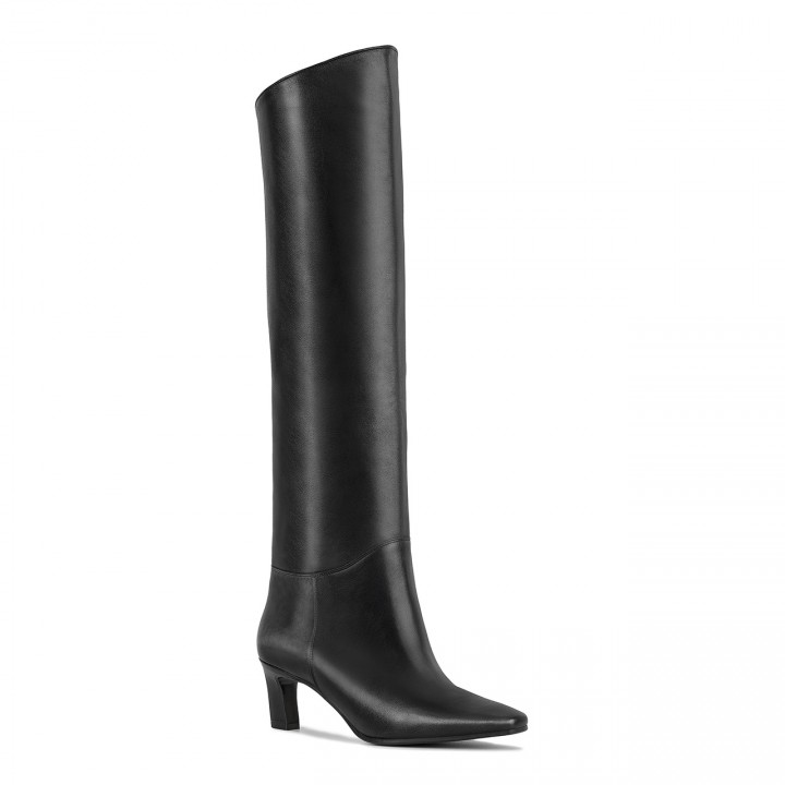 Black leather low-heeled boots with square toes