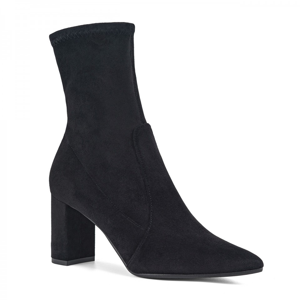 Fitted ankle boots made of elastic black fabric with a comfortable 7 cm high heel