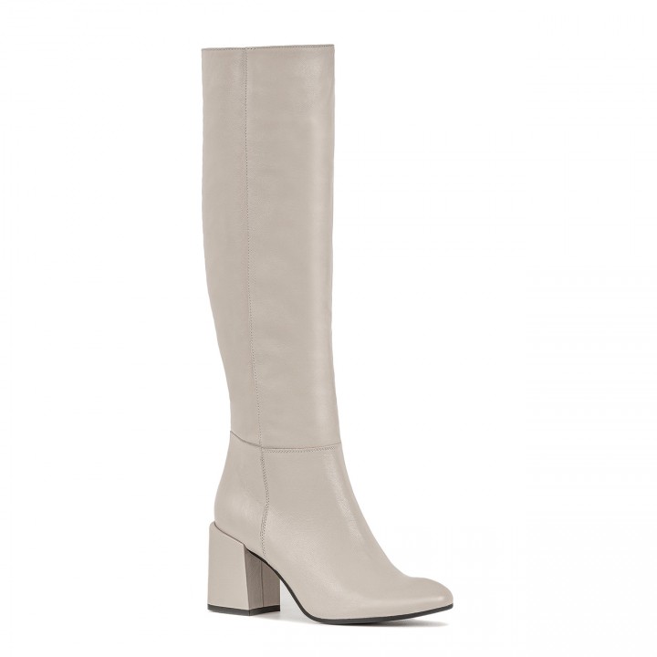 Insulated boots with a stable heel, made of natural, ivory-colored grain leather