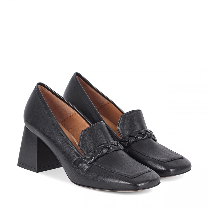 Black pumps made of natural leather with a comfortable heel