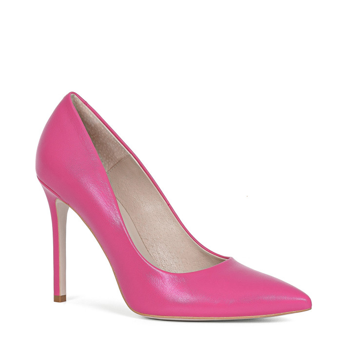 Exceptional pumps on a high stiletto heel with pointed toes made from genuine grain leather