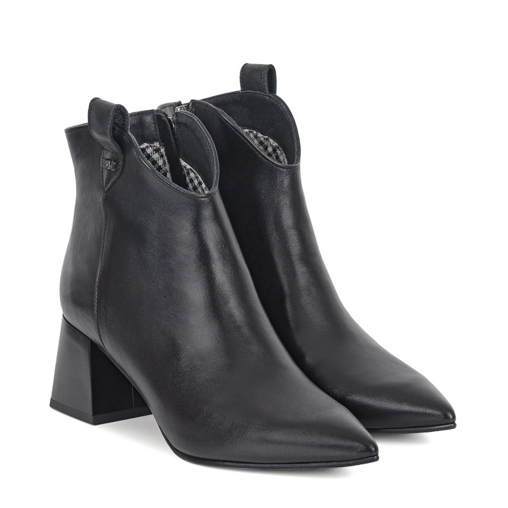 Stable block-heeled black leather ankle boots in natural grain leather