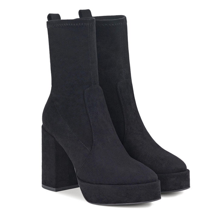 Platform heel ankle boots in black color