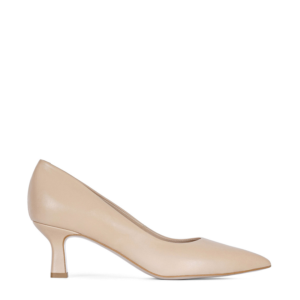 Beige leather low-heeled pumps