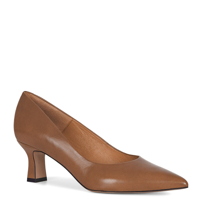 Brown low-heeled pumps made of natural grain leather