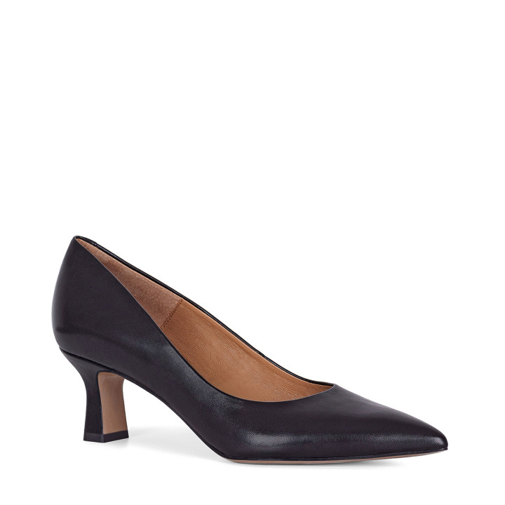 Classic black pumps with a low and stable heel made of natural grain leather