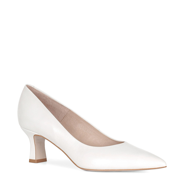 Low-heeled wedding pumps made of natural grain leather