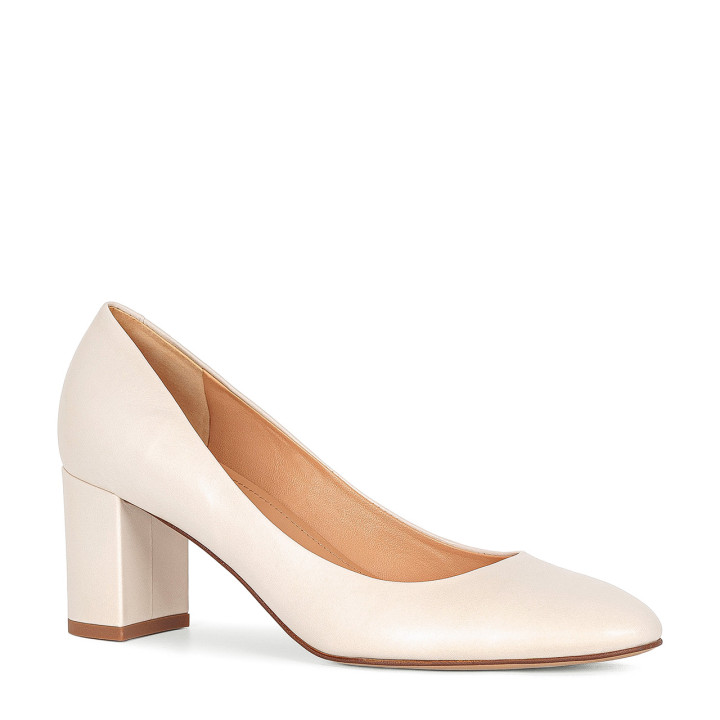 Cream pumps made of natural grain leather with round toes