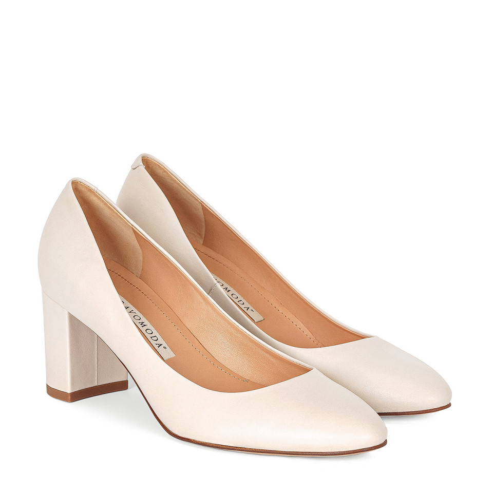 Cream pumps made of natural leather