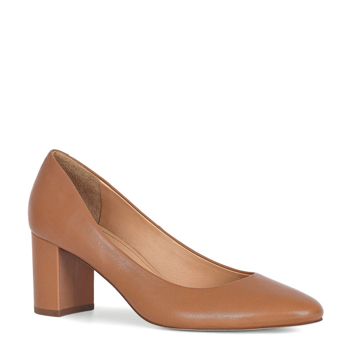 Classic brown leather pumps with round toes
