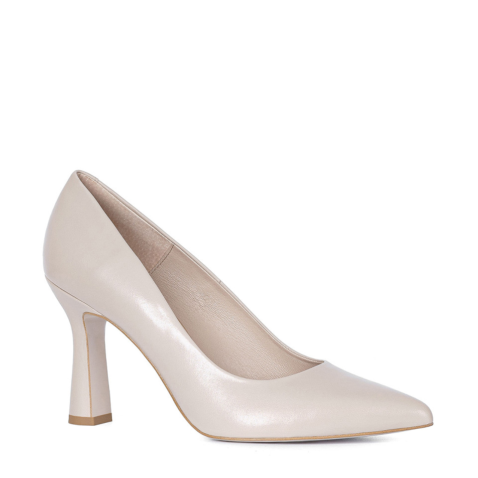 Classic leather pumps with a slightly wider heel