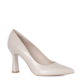 Classic leather pumps with a wider heel