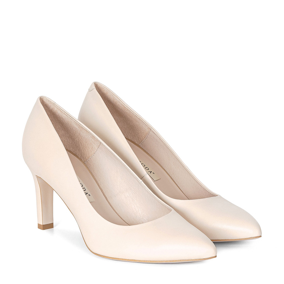 Cream leather pumps with a stable heel