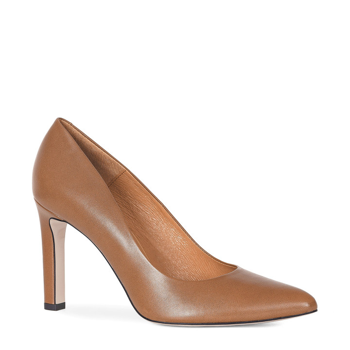 Brown pumps with a stable high heel made of natural grain leather
