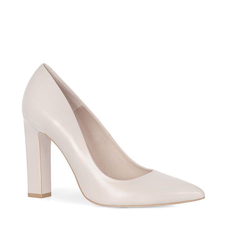 Pumps with a stable heel made of natural, beige grain leather
