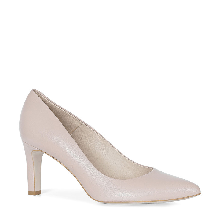 Classic pumps with a stable heel in powder pink