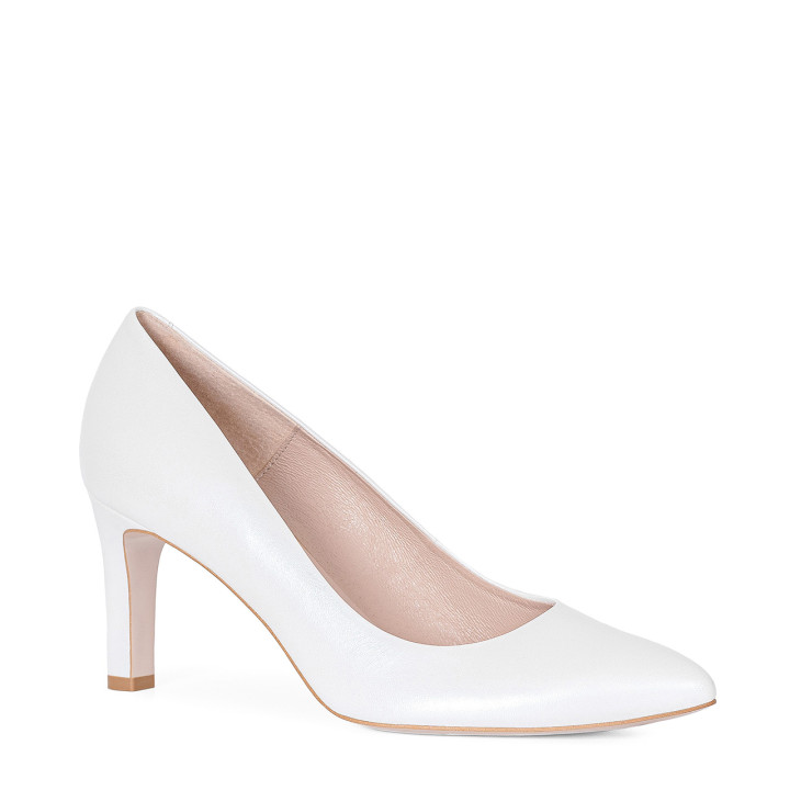 Classic wedding pumps made of natural grain leather in pearl white color