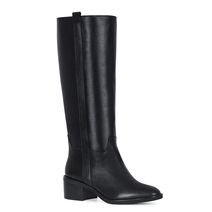 Classic black boots made of natural grain leather with a low heel