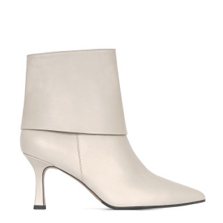 Elegant leather ankle boots with a falling upper in ivory color