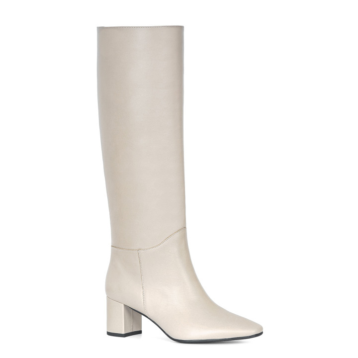 Classic boots made of natural, ivory-colored grain leather