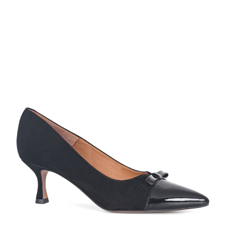 Suede pumps with a low heel and an elegant bow