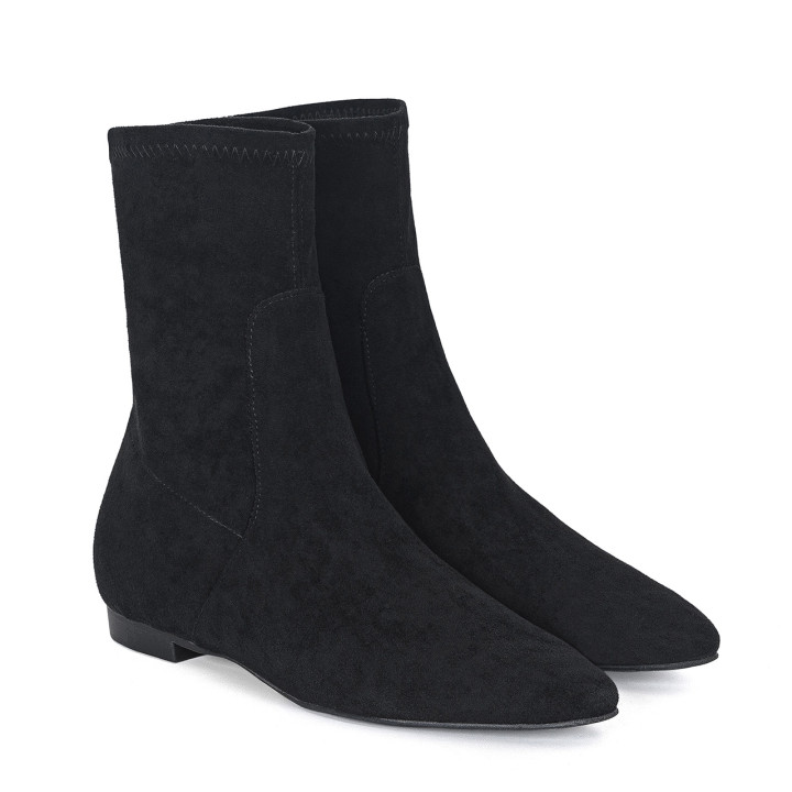 Black boots with a flat sole and square toes