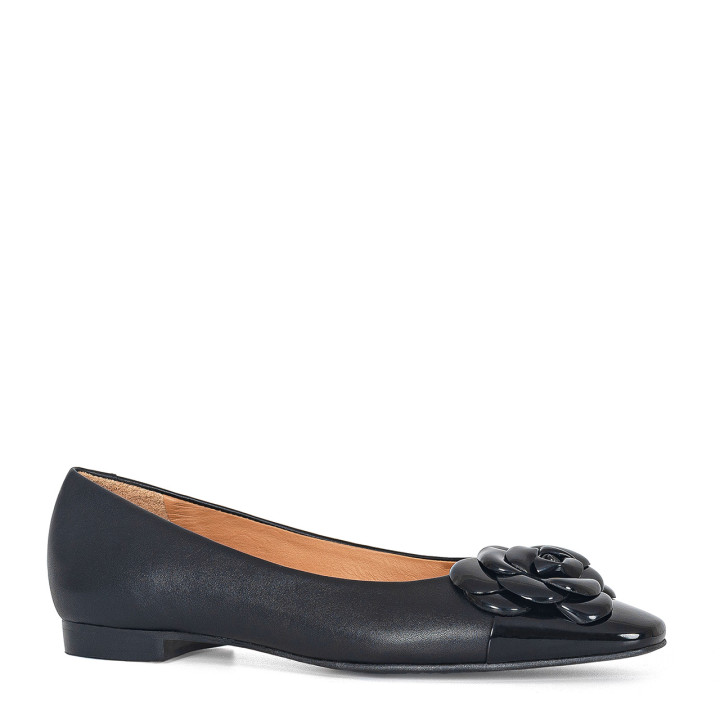 Black leather ballet flats with square toes and decoration