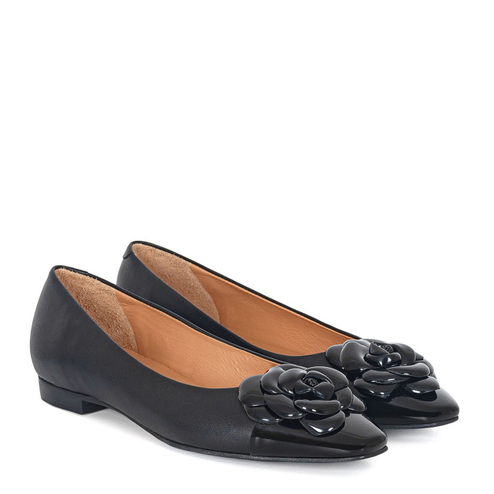 Black ballet flats with square toes and decoration