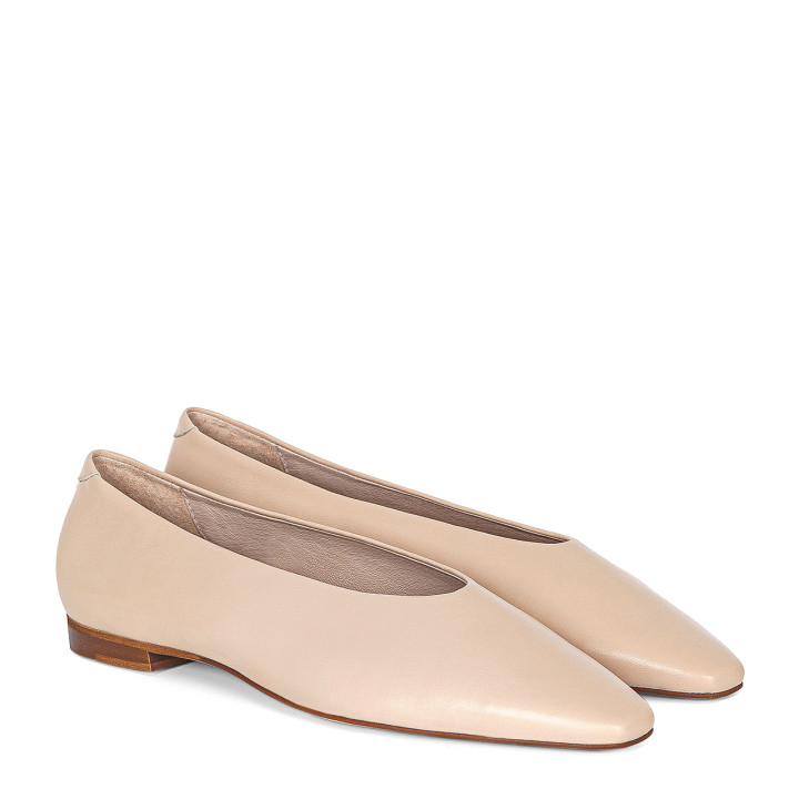 Ballet flats with square toes made of natural grain leather