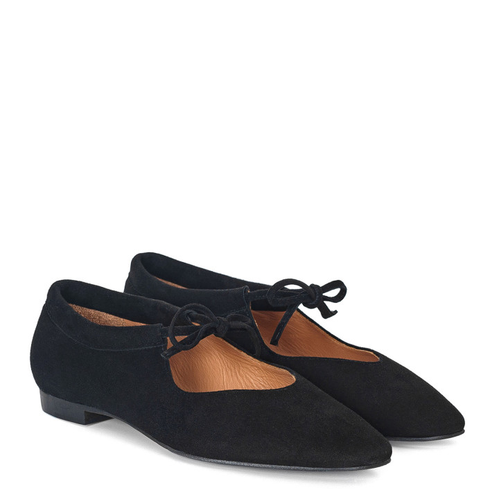 Ballet flats with ties made of suede