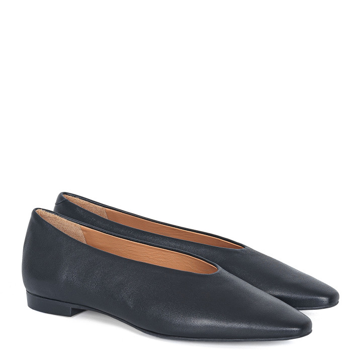 Ballet flats with square toes made of natural grain leather