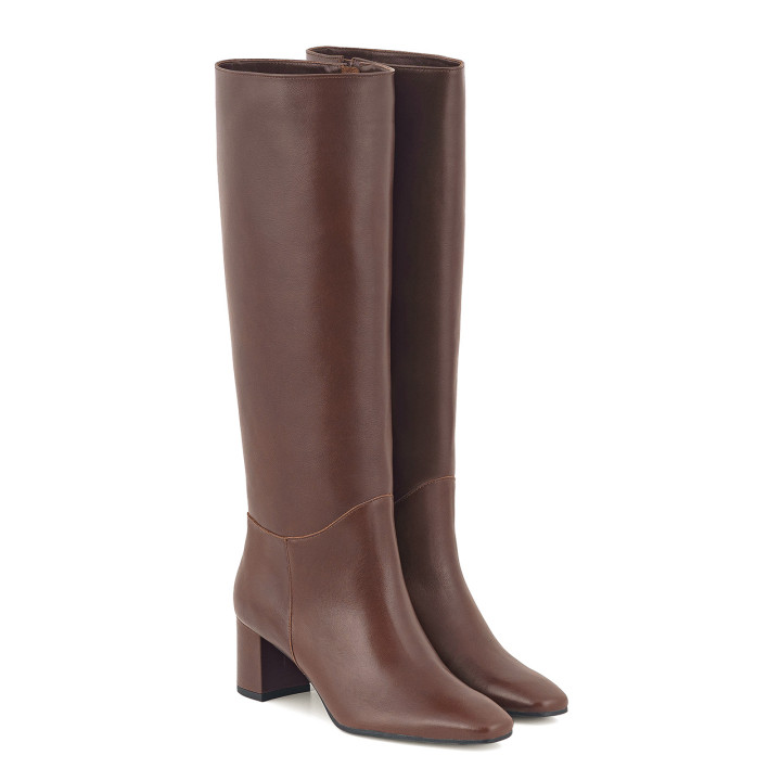 Elegant low-heeled boots made of natural grain leather